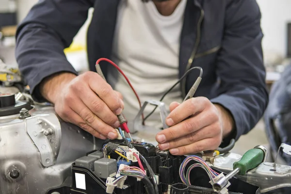 araba elektrikçi tamir araba, test ve sigortalar ve nippers