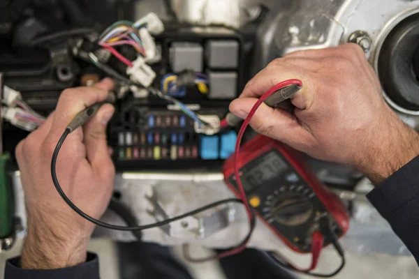araba elektrikçi tamir araba, test ve sigortalar ve nippers
