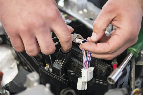 araba elektrikçi tamir araba, test ve sigortalar ve nippers