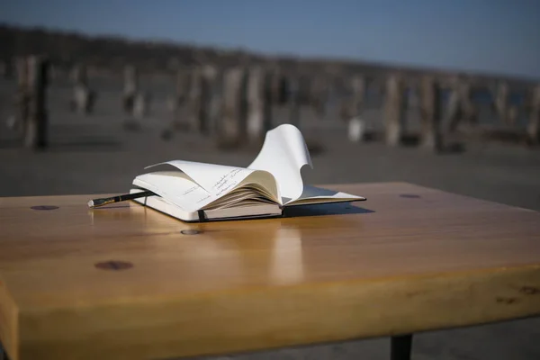 Ноутбук на столе в природе Лицензионные Стоковые Изображения