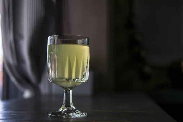 bir yaz kafede limonata ile şarap bardağı