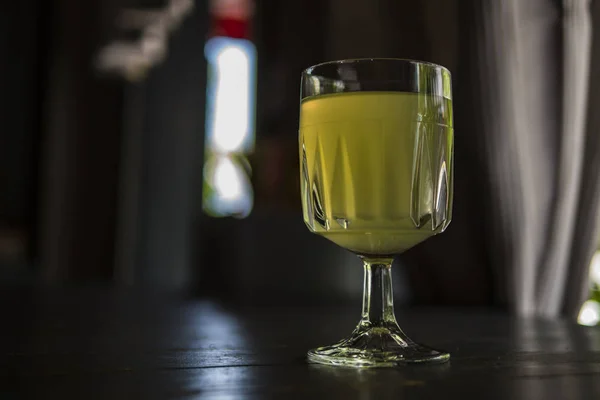 bir yaz kafede limonata ile şarap bardağı