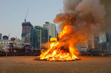 Jeongwol Daeboruem ay yeni yıl'ın Eve olay Haeundae Beach, Busan, Güney Kore, Asya