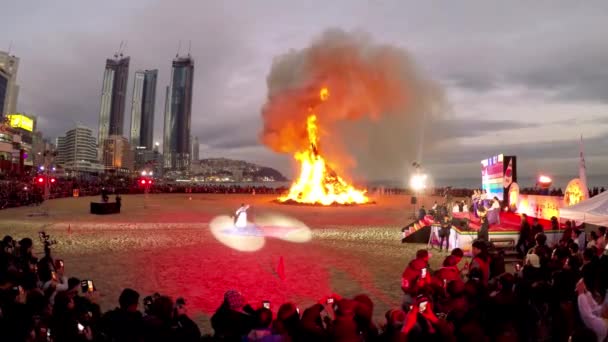 John Ongwol Daeboruem Lunar New Year Eve Event Haeundae Beach — стоковое видео