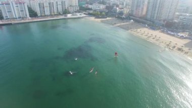 Gwangalli sahili denizi 'nde çalışan yat, Busan, Güney Kore, Asya.