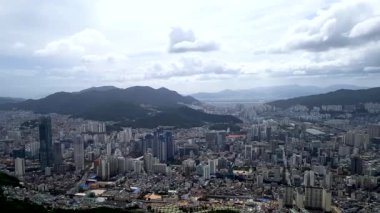 Binalar ve dağlar üzerinde bulutlar timelapse, Busan, Güney Kore, Asya