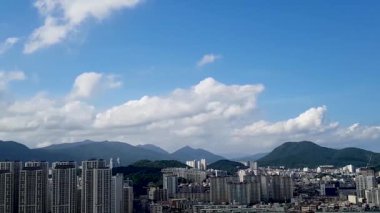 Binalar ve dağlar üzerinde bulutlar timelapse, Busan, Güney Kore, Asya