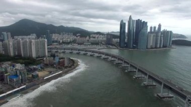 Typoon geliyor Gwangandaegyo köprü ve Beomil2 bağlantı noktası, Gwangalli, Busan, Güney Kore, Asya