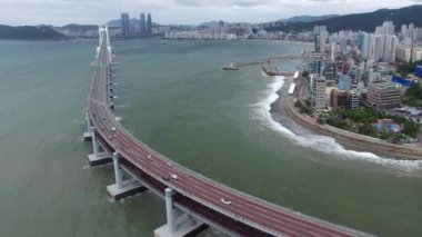 Typoon geliyor Gwangandaegyo köprü ve Beomil2 bağlantı noktası, Gwangalli, Busan, Güney Kore, Asya