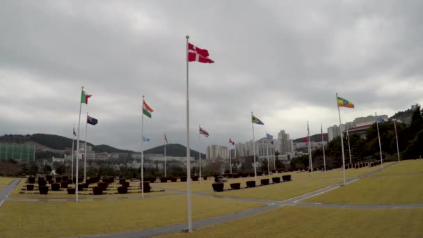 韩国的 纪念公墓向来自16个国家的联合国士兵和来自5个国家的 援助部队致敬 这些士兵在1950 1953 朝鲜战争中阵亡 — 图库视频影像