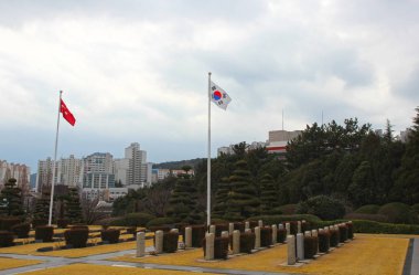 Kore bayrağı sallayarak BM Memorial mezarlığı Busan, Güney Kore, Asya'da Hava