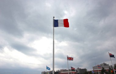 Fransızca, bayrak sallayarak BM Memorial mezarlığı Busan, Güney Kore, Asya'da Hava