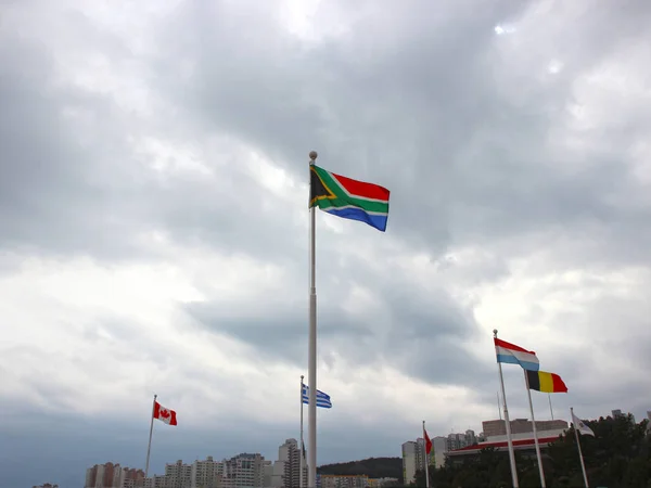 Sydafrikas flagga vajade i luften av FN: S Memorial Cemetery i Busan, Sydkorea, Asien — Stockfoto