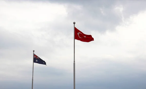 Турецкий флаг развевается в воздухе мемориального кладбища ООН в Пусане, Южная Корея, Азия — стоковое фото