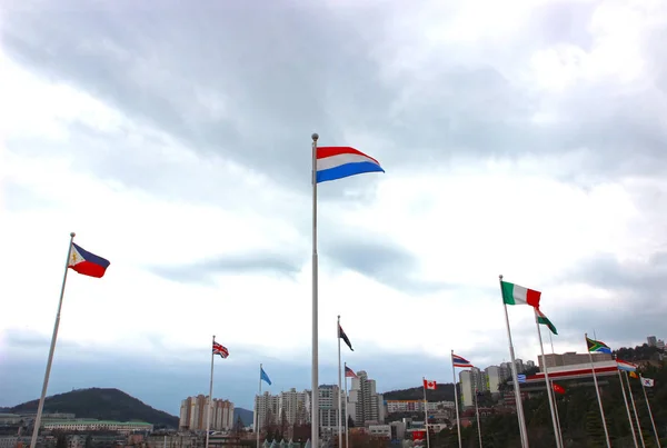 Голландский флаг в воздухе мемориального кладбища ООН в Пусане, Южная Корея, Азия — стоковое фото