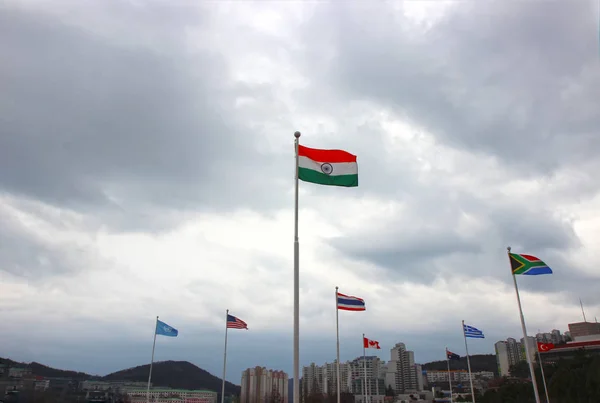 Флаг Индии развевается в воздухе мемориального кладбища ООН в Пусане, Южная Корея, Азия — стоковое фото