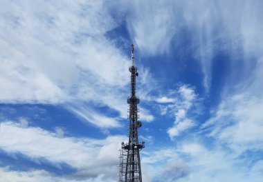 Yayın Kulesi ve bulutlar mavi gök, Busan, Güney Kore.
