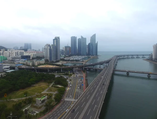 Bewölkte Meeresstadt und Gwangandaegyo-Brücke, Haeundae, Südkorea, Asien — Stockfoto