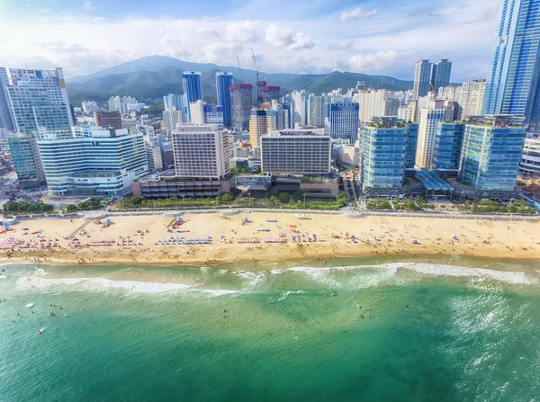 Luchtfoto van de zonnige zomer Haeundae Beach, Busan, Zuid-Korea, Azië — Stockfoto