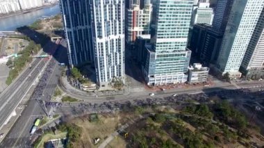 Birçok Kişi köprü, Centum City, Haeundae, Busan, Güney Kore, Asya üzerinde çalışıyor.