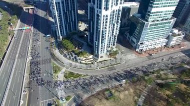 Birçok Kişi köprü, Centum City, Haeundae, Busan, Güney Kore, Asya üzerinde çalışıyor.