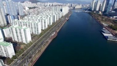 Birçok Kişi köprü, Centum City, Haeundae, Busan, Güney Kore, Asya üzerinde çalışıyor.