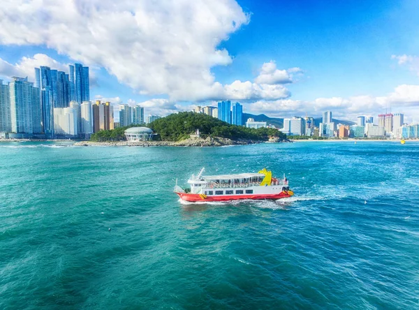 Haeundae cruiseship läuft auf dem Meer, busan, Südkorea, Asien — Stockfoto