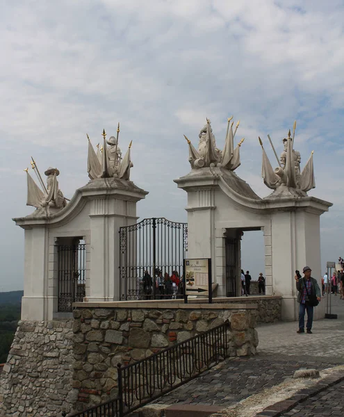 Okrasné Historické Brány Hradu Bratislava Slovensko Sochami — Stock fotografie