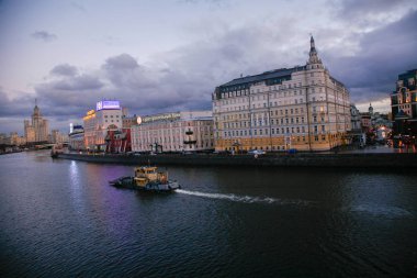 Hotel Baltchug Kempinski ve nehir Moskva Moskova Rusya