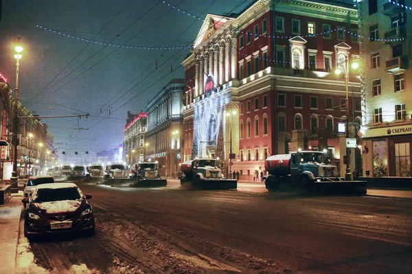 Hómarógépek Mozog Egy Oszlop Moszkva Oroszország Téli — Stock Fotó