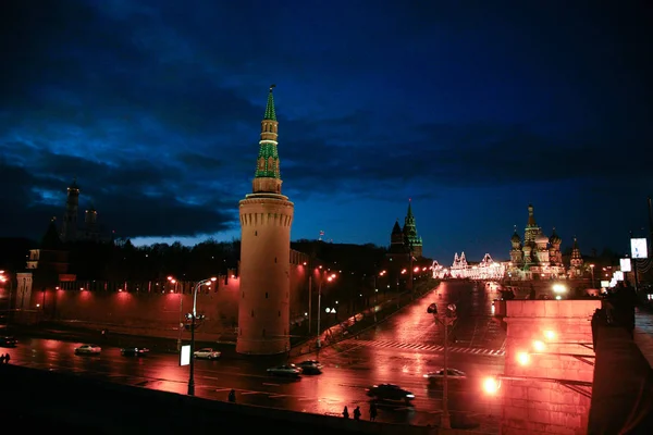 Κόκκινο Τείχη Του Κρεμλίνου Και Άγιος Βασίλειος Εκκλησία Βράδυ Μόσχα — Φωτογραφία Αρχείου