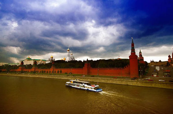 Kremlin Nubes Moscú Tarde Verano Moskva Río Barco Filtrado — Foto de Stock