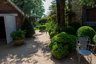 adam çim Mayıs 13 m 2016 Rouen yakınındaki Normandiya mows. Belgesel
