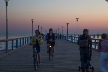 Pier in Palanga. İnsanlar poier yürürken, insanlar. Yaya bölgesi. Kum plaj ve Baltık Denizi yaz 
