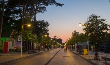 Litvanya günbatımı yaz yaya cadde Palanga beldesi.