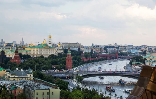 Kremlin'e ve Moskova Nehri — Stok fotoğraf