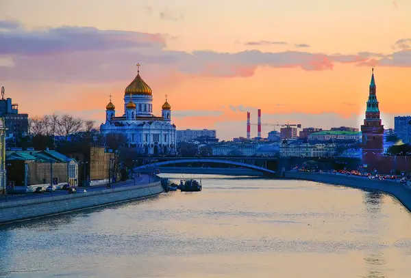 Moskova Nehri - güzel gül gün batımı. Moskova Rusya. — Stok fotoğraf