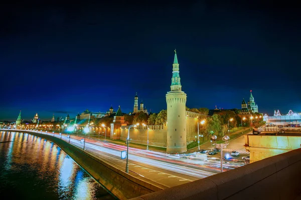 难以形容的克里姆林宫和莫斯科河 (莫斯科河) 在晚上 — 图库照片
