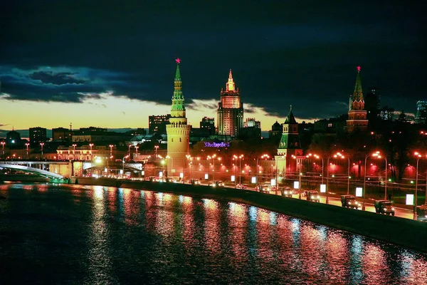 Maravillosa vista nocturna desde el Puente Bolshoi Kamennyi hasta la Fachada del Kremlin y Stalin Vysotka — Foto de Stock