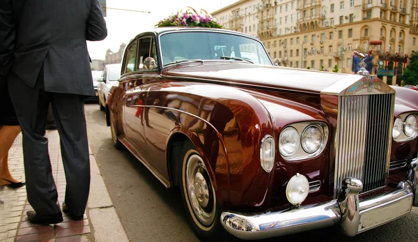 Vintage car  on wedding  in Moscow — Stock Photo, Image