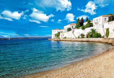 Spetses adasındaki plaj.