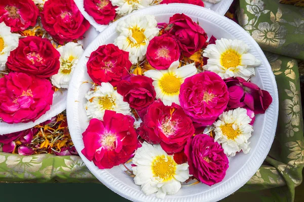 Flores vermelhas e brancas no mercado. Forma tradicional indiana de t — Fotografia de Stock