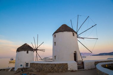 Mikonos üzerinde ünlü değirmenler 