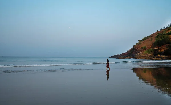 僧侣沿着海散步 — 图库照片
