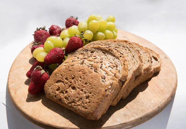 Pão, Uvas e Morangos — Fotografia de Stock