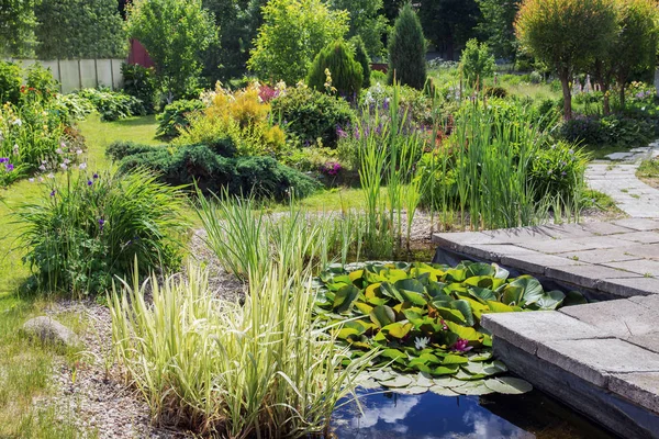 Piccolo e bellissimo giardino — Foto Stock