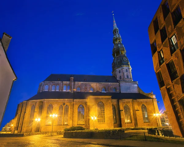Merveilleuses vues nocturnes de Riga. Lettonie. Église Saint-Pierre  . — Photo