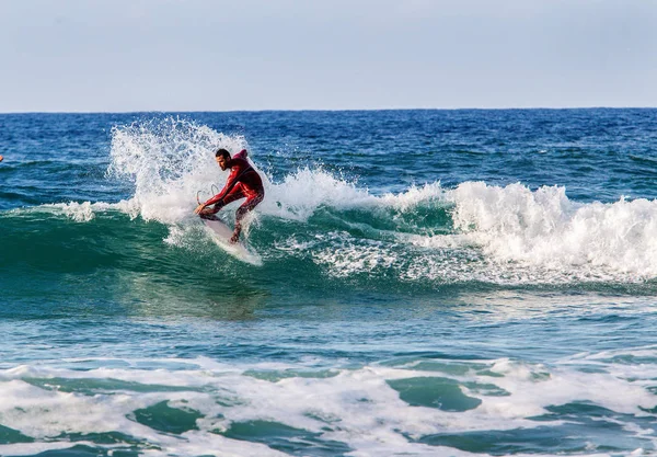 Surfista montar las olas. Israel, Tel Aviv, Vacaciones de Navidad —  Fotos de Stock