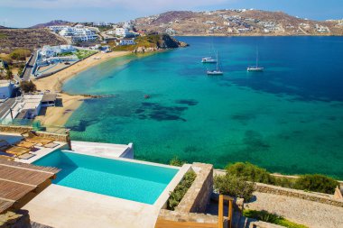 Görkemli ada Spetses üzerinde Sazdan çatı tenteler - güzel sabah
