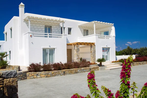 Görkemli ada Spetses üzerinde Sazdan çatı tenteler - güzel sabah